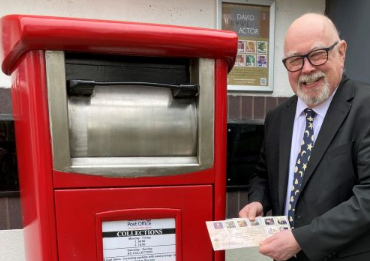 Isle of Man Post Office Chairman Stu Peters MHK has Unveiled the First King Charles III Cypher to Feature on one of the Island’s Post Boxes